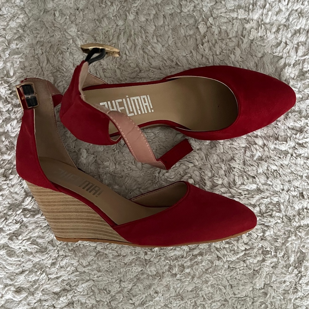 Red Close toe Wedges 8